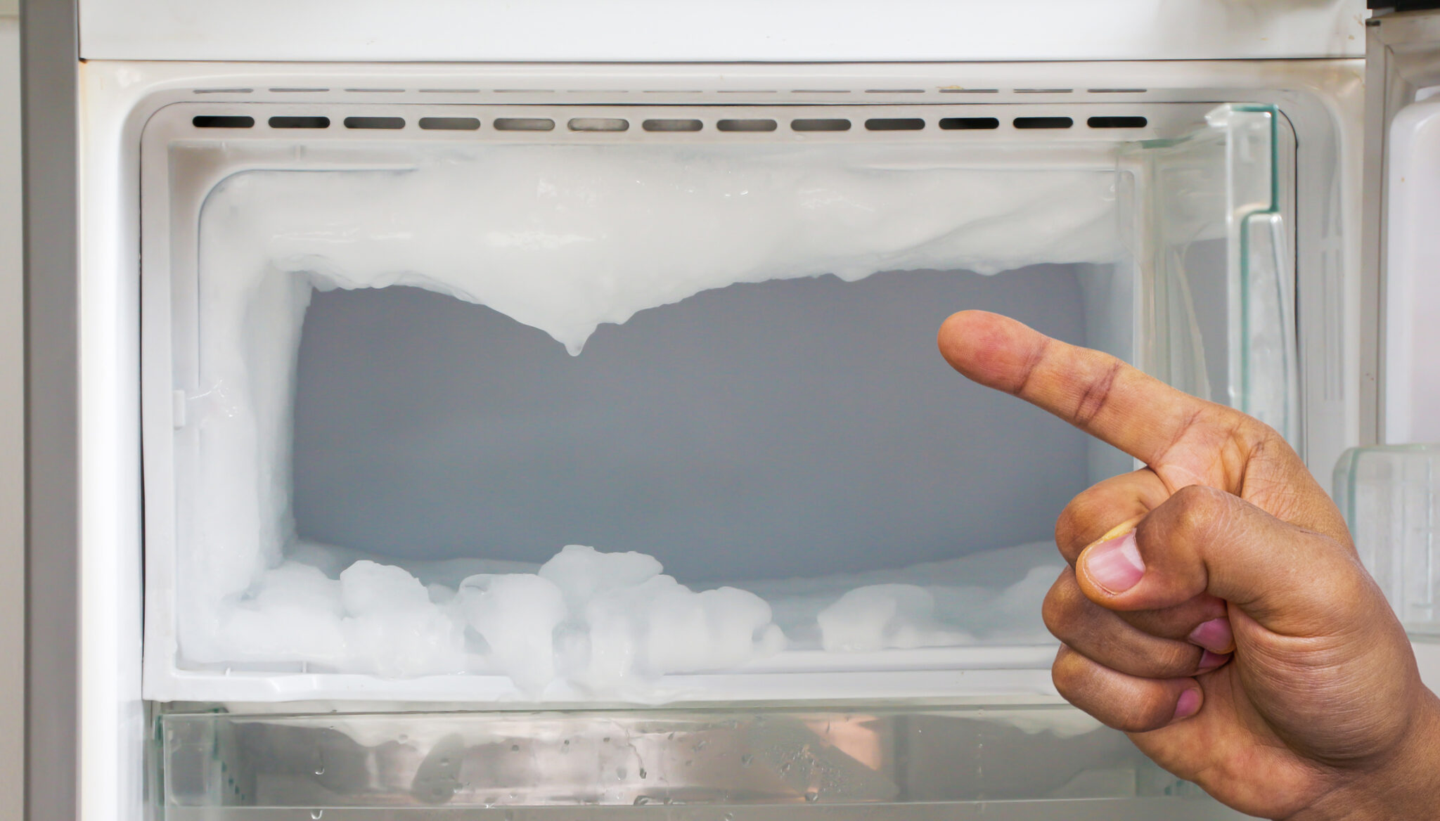 Causas por las que un frigorífico no frost hace hielo